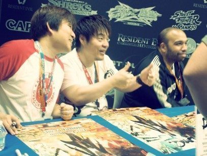 Los creadores de Street Fighter x Tekken firmando pósters en la Comic-Con 2012