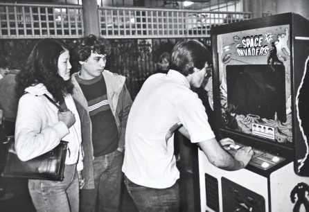 Jugando en los arcades