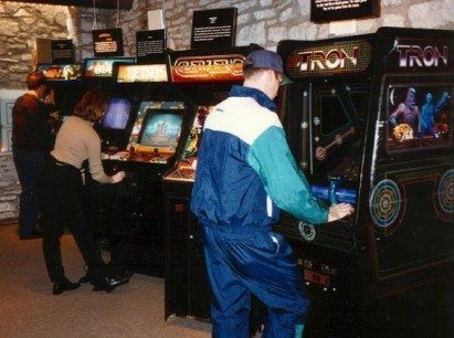 Jugando en los arcades