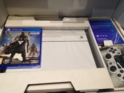 Así es el contenido de la caja del pack PS4 en blanco + Destiny